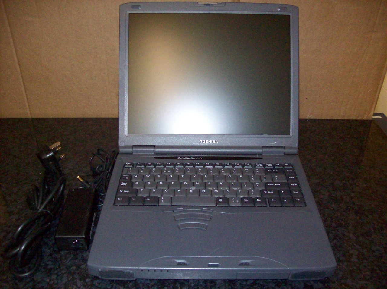 Toshiba Satellite Pro 4600 Vintage - Pour Pièces / Ne Fonctionne Pas